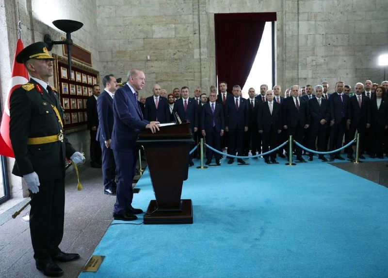 Anıtkabir’de dikkat çeken an: Akın Gürlek’in Özgür Özel’e bakışı gündem oldu