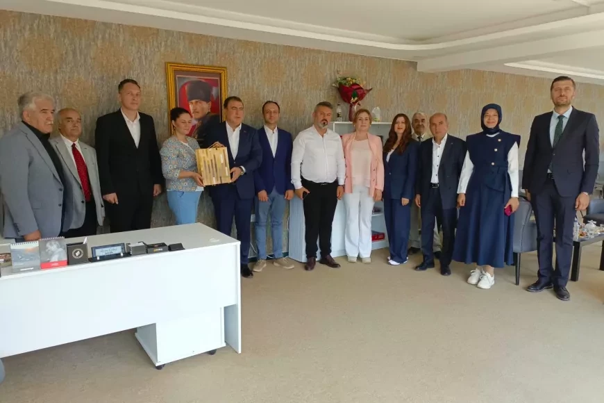 Milliyetçi Hareket Partisi Eskişehir İl Başkanı Ayhan Sezer Aşina Koleji'ni ziyaret ederek eğitim çalışmaları hakkında bilgi aldı