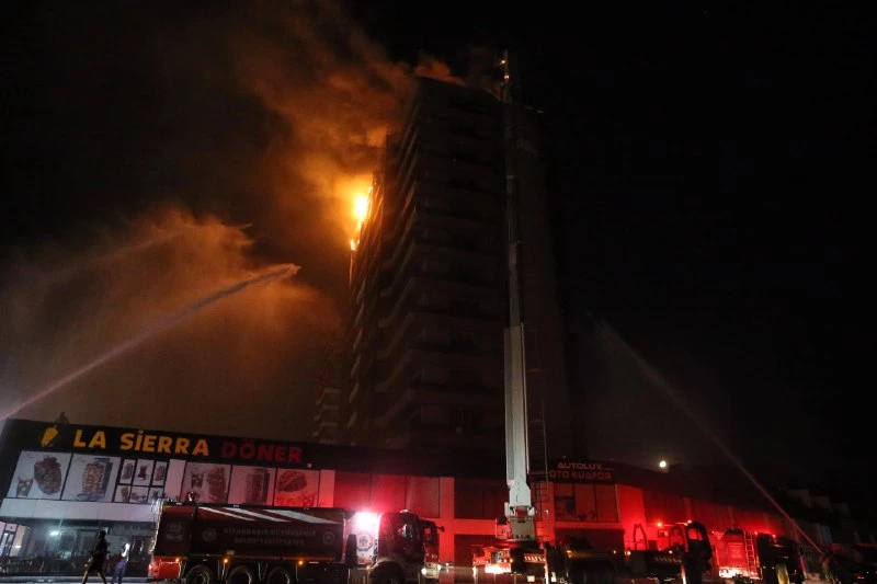 Diyarbakır’da plazada korkutan yangın: 5 kişi dumandan etkilendi