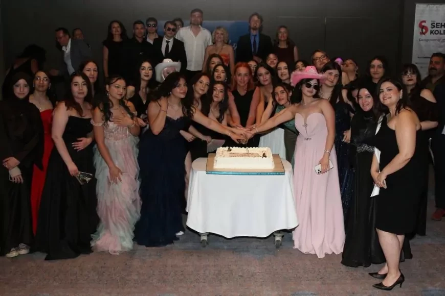 Eskişehir Özel Şehir Koleji Öğrencileri Mezuniyet Balosunda Yeni Başlangıçlarını Kutladı