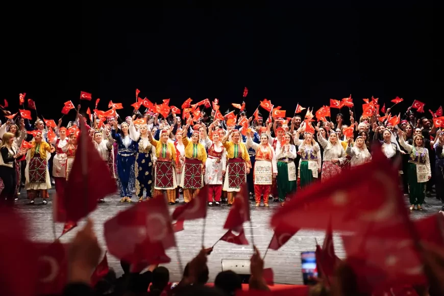 Tepebaşı Belediyesi Halk Dansları Topluluğu’ndan 19 Mayıs’a Özel Gösteri Büyük Beğeni Topladı