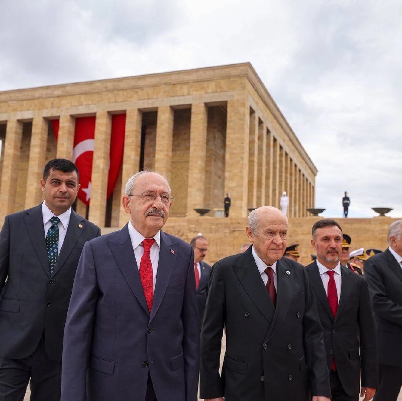 Anıtkabir’de dikkat çeken görüntü: Kılıçdaroğlu ve Bahçeli yan yana yürüdü
