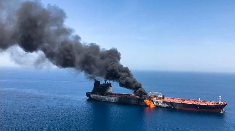 Umman açıklarında petrol tankerine saldırı: Gemi kullanılamaz hale geldi