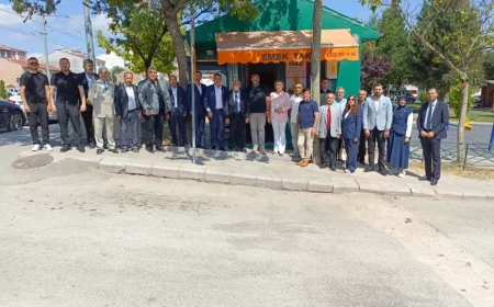 Milliyetçi Hareket Partisi Eskişehir İl Başkanı Ayhan Sezer taksici esnafının talep ve önerilerini dinledi