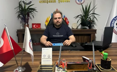 Genç Sağlık-Sen Eskişehir Şube Başkanı Tolga Çınar: “Sağlık çalışanlarına belirsizlik mesaisi yaşatılıyor”