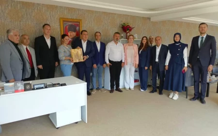 Milliyetçi Hareket Partisi Eskişehir İl Başkanı Ayhan Sezer Aşina Koleji'ni ziyaret ederek eğitim çalışmaları hakkında bilgi aldı