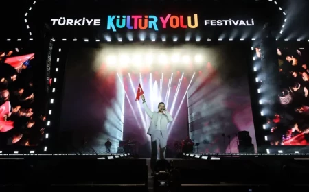 Ünlü Sanatçı Sinan Akçıl’ın Milli Takım İçin Bestelediği “Türkler Geliyor” Marşı Eskişehir’de İlk Kez Seslendirildi