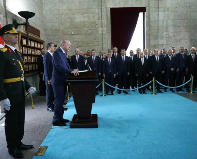 Anıtkabir’de dikkat çeken an: Akın Gürlek’in Özgür Özel’e bakışı gündem oldu
