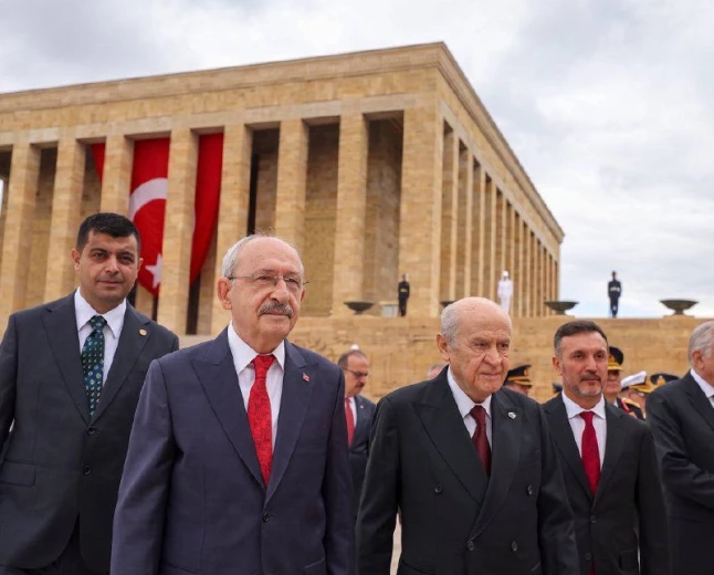Anıtkabir’de dikkat çeken görüntü: Kılıçdaroğlu ve Bahçeli yan yana yürüdü